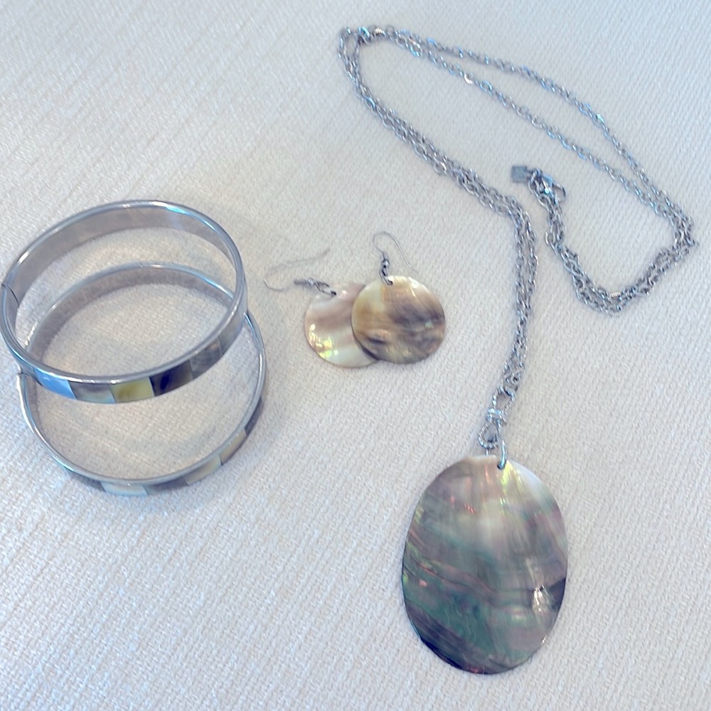 Banana Republic shell jewelry set! 🐚🌺🌴🦜